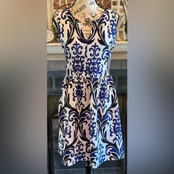 Everly Dresses & Skirts - Everly Textured Blue Black Sleeveless Dress Women’s Medium Knee Length V-Neck